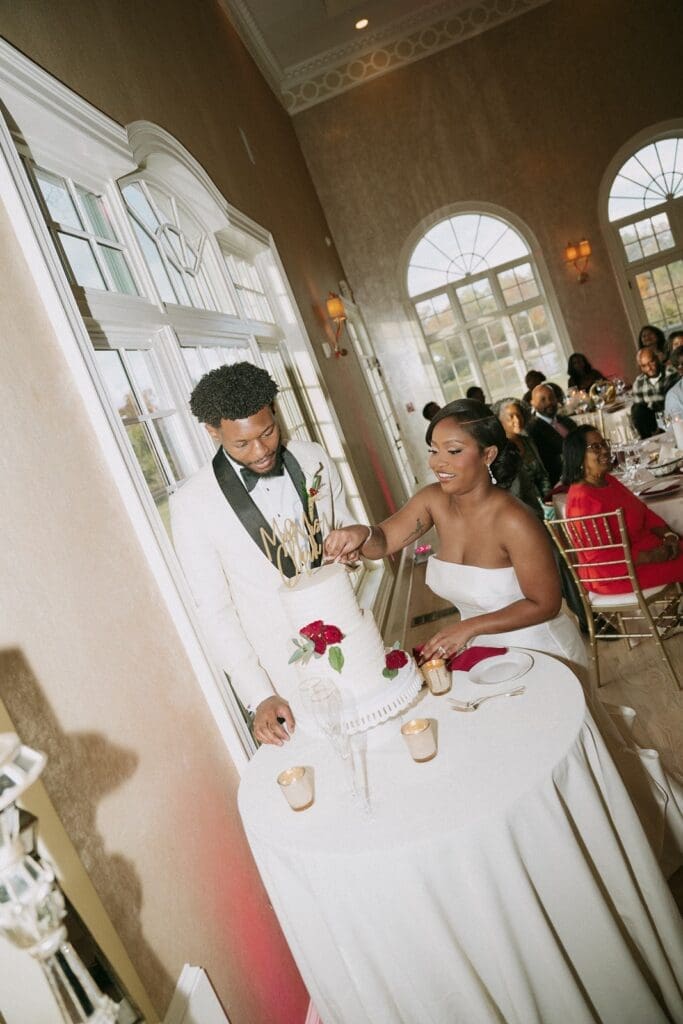 bride and groom cutting the cake in Virginia